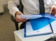 Dirigeant de PME analysant ses délais de paiement et ses encaissements