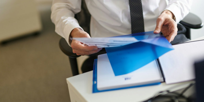 gestion-delais-paiement-prevention-impayes-pme Dirigeant de PME analysant ses délais de paiement et ses encaissements