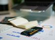 Dirigeant de PME analysant ses chiffres pour piloter son entreprise
