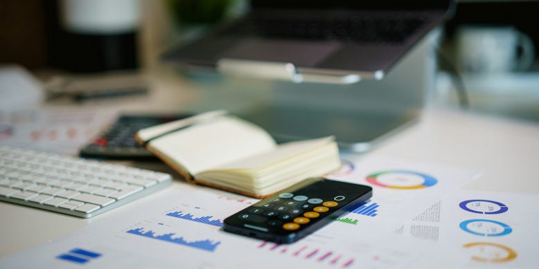 Pilotage financier PME avec les bons indicateurs Dirigeant de PME analysant ses chiffres pour piloter son entreprise