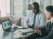 Expert-comptable accompagnant un dirigeant de PME dans ses décisions