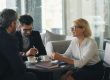 Dirigeant de PME préparant un entretien de recrutement