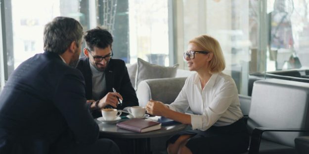 Les clés pour réussir un recrutement en PME Dirigeant de PME préparant un entretien de recrutement