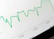 Dirigeant de PME analysant un prévisionnel glissant
