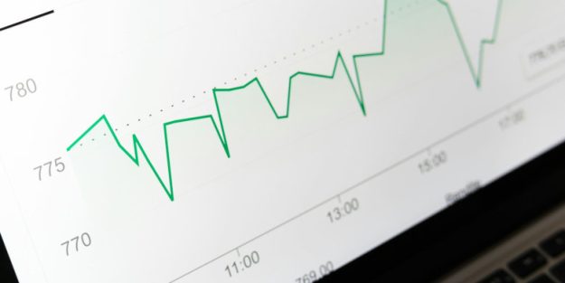 Prévisionnel glissant et pilotage d’une PME Dirigeant de PME analysant un prévisionnel glissant