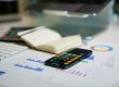Dirigeant de PME utilisant des outils de pilotage financier