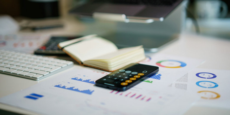 Outils financiers pour piloter une PME Dirigeant de PME utilisant des outils de pilotage financier
